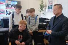 Ósmoklasiści w akcji: odkrywamy Zespół Szkół w Ryglicach!